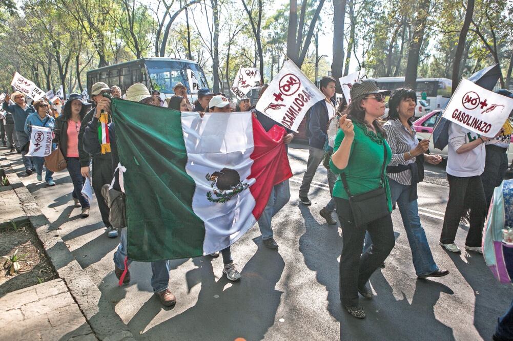 Una de las manifestaciones se reunió en el Ángel de la Independencia y se enfiló a las inmediaciones de calzada Chivatito, cerca de la residencia de Los Pinos. En Arquímedes granaderos les impidieron el paso (CRISTOPHER ROGEL BLANQUET. EL UNIVERSAL)