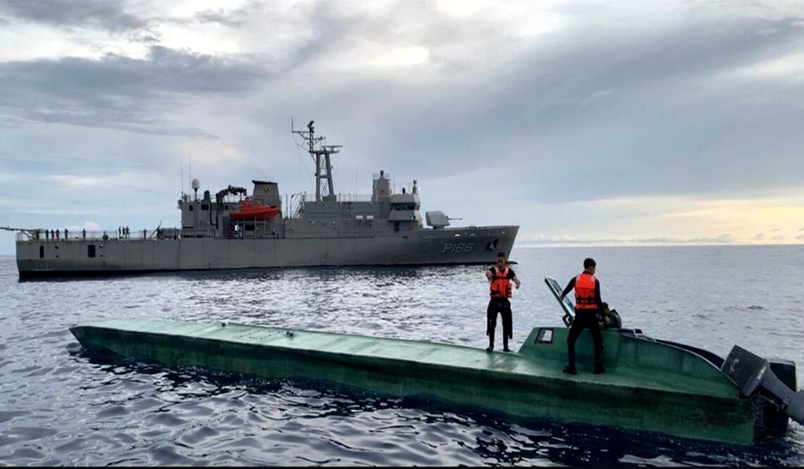 Elementos de la Secretaría de Marina aseguraron una embarcación tipo semisumergible con más de 3.5 toneladas de cocaína frente a las costas del estado de Guerrero. Foto: especial