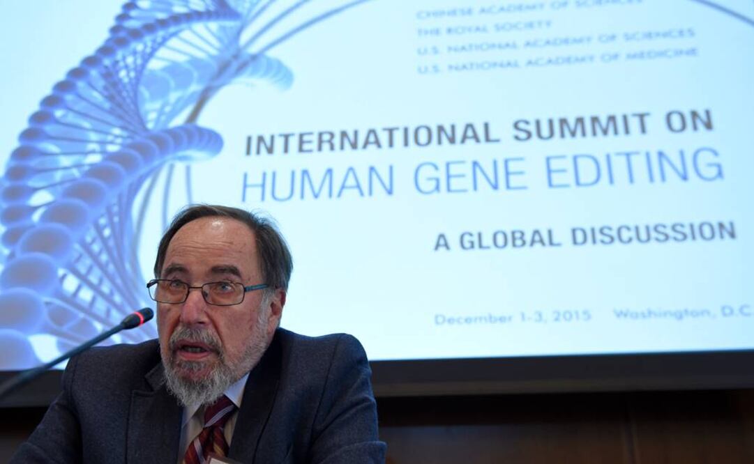 El Premio Nobel David Baltimore, del Instituto de Tecnología de California, durante la inauguración de la cumbre para examinar lo que definió como "profundas y perturbadoras preguntas". (FOTO: AP)