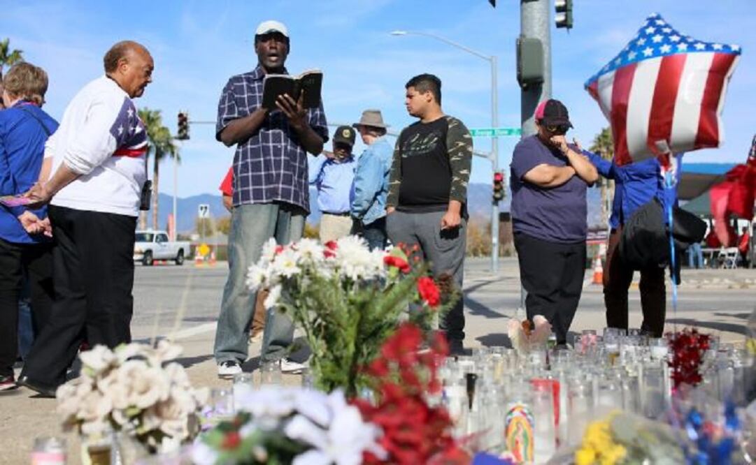 Mourners gather around a makeshift memorial in honor of victims following Wednesday's attack in San Bernardino, California, December 5, 2015. (Photo: Reuters)