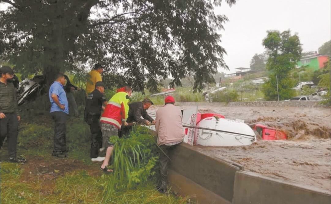 En el municipio de Arteaga, se informó del incremento del cauce del río Toscano, el cual arrastró una pipa cargada con mil litros de gas. Foto: Cortesía. Arteaga Noticias