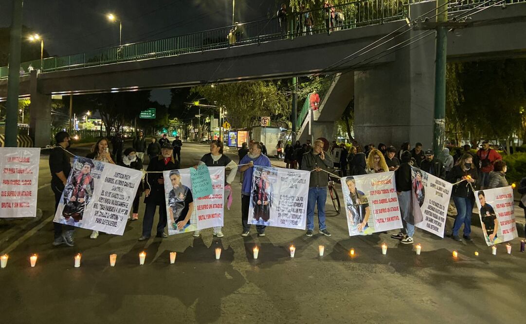 Familiares y vecinos bloquen Calzada de Tlalpan y Taxqueña, en la alcaldía Coyoacán, por el apuñalamiento de un joven (14/11/2024). Foto: Juan Carlos Williams / EL UNIVERSAL