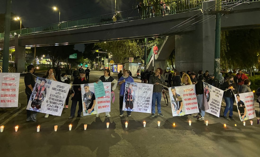 Familiares y vecinos bloquen Calzada de Tlalpan y Taxqueña, en la alcaldía Coyoacán, por el apuñalamiento de un joven (14/11/2024). Foto: Juan Carlos Williams / EL UNIVERSAL