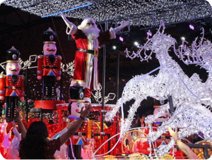 El Gran Desfile Nikolaus es un espectáculo lleno de carrozas gigantes, personajes mágicos y música en vivo. Foto: Brilla Fest