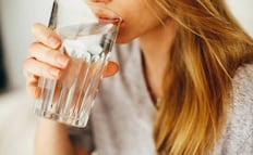 ¿Por qué es bueno tomar agua antes de ir a dormir?; conoce los beneficios para la salud