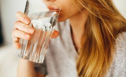 ¿Por qué es bueno tomar agua antes de ir a dormir?; conoce los beneficios para la salud