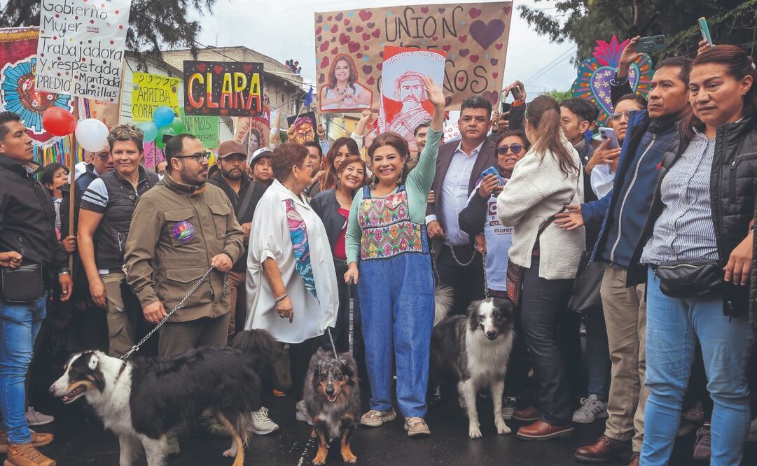 Clara Brugada salió de su casa en Iztapalapa con sus tres mascotas; sus vecinos la despidieron con pancartas y porras. Foto: de LUIS CAMACHO. EL UNIVERSAL
