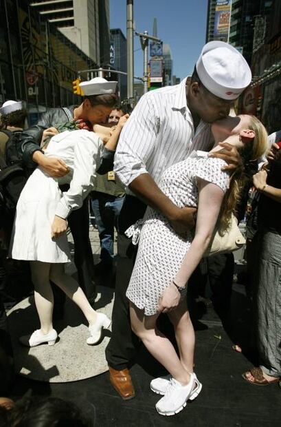 El misterio detrás de "El Beso" en Times Square