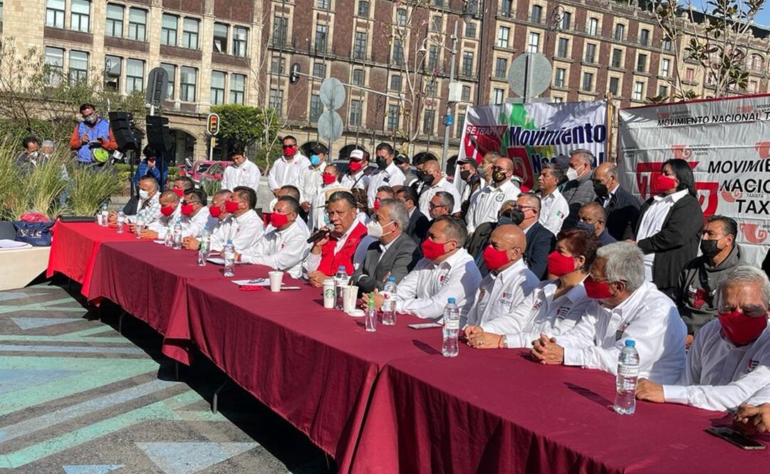 El Movimiento Nacional de Transportistas realizó una conferencia de prensa frente a las oficinas de Gobierno de la Ciudad. Foto: Especial