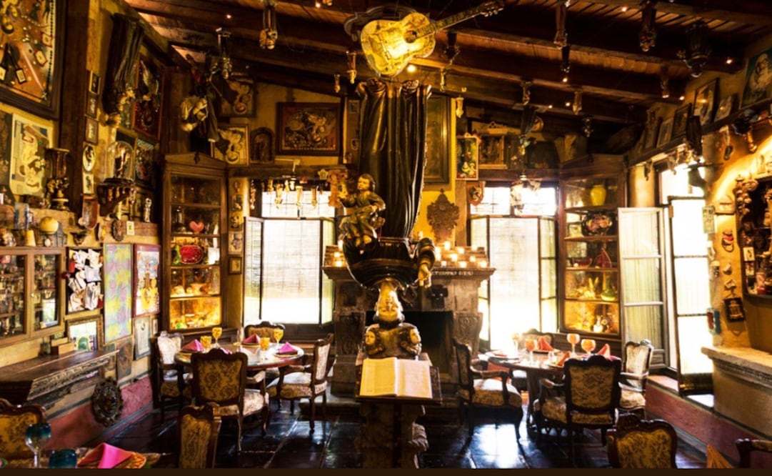 A statue of Saint Anthony of Padua is hung upside down at San Miguelito restaurant in Mexico - Photo: Taken from San Miguelito Restaurant's Twitter account