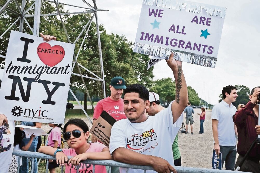 Manifestantes que se oponen a las políticas migratorias de Donald Trump protestaron el jueves en Nueva York. (SPENCER PLATT. AFP)