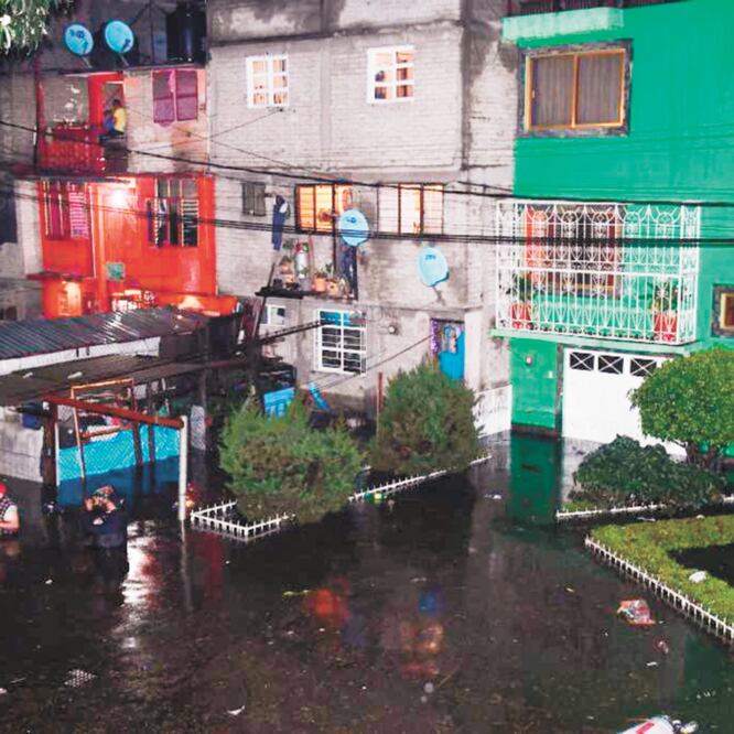 Colonias en las zonas limítrofes con el Estado de México reportaron inundaciones de hasta un metro de altura; personal de la AGU y Protección Civil, así como bomberos, atendieron reportes de anegaciones en todo el sector. (FRANCISCO RODRÍGUEZ. EL UNIVERS)