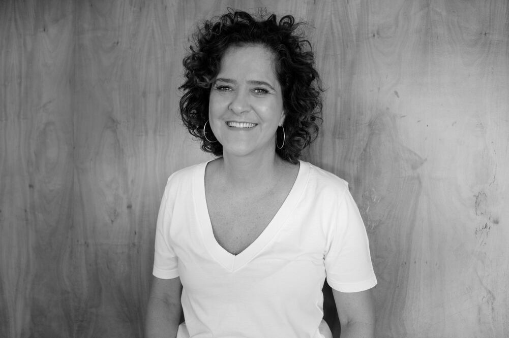 Carla Madeira es socia y directora creativa de Lápis Raro, agencia de medios en Brasil; ha publicado también "Véspera" (2021). Foto: Cortesía Cristina Cortez
