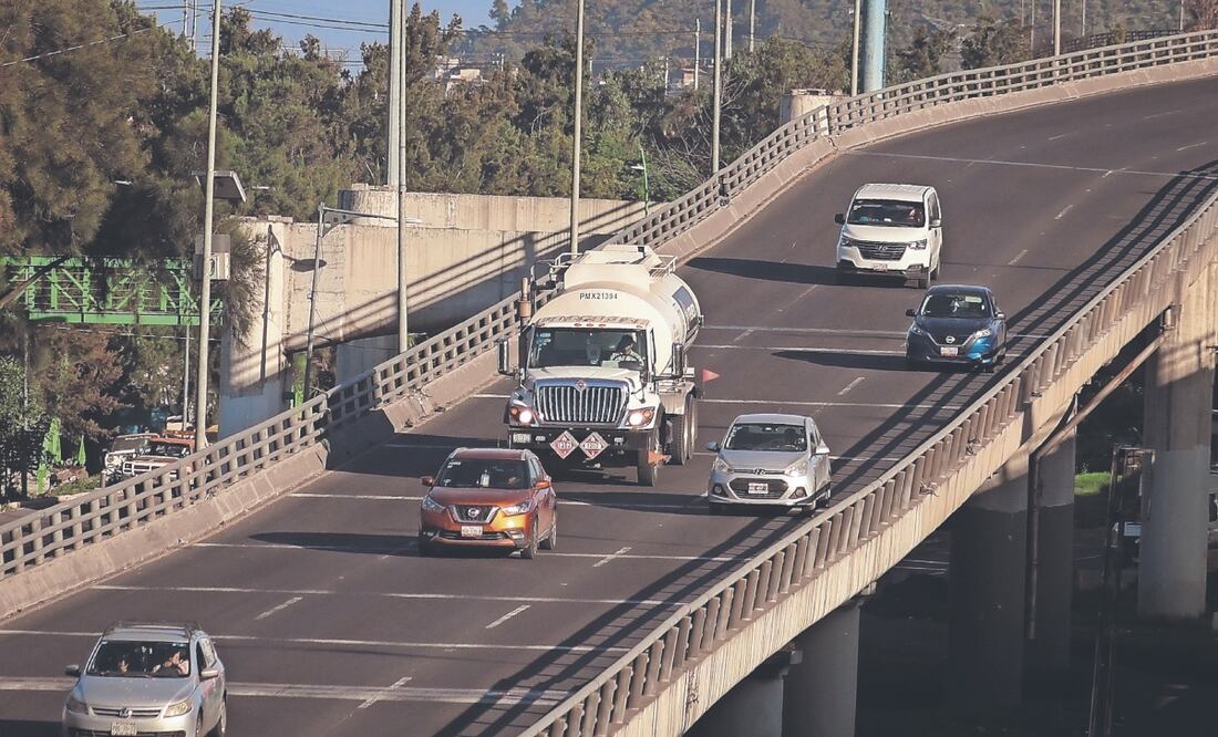 Conductores de transportes de carga con material peligroso o sustancias tóxicas no respetan el Reglamento de Tránsito de la Ciudad de México al circular por avenidas y horarios prohibidos. Foto: de Luis Camacho. El Universal