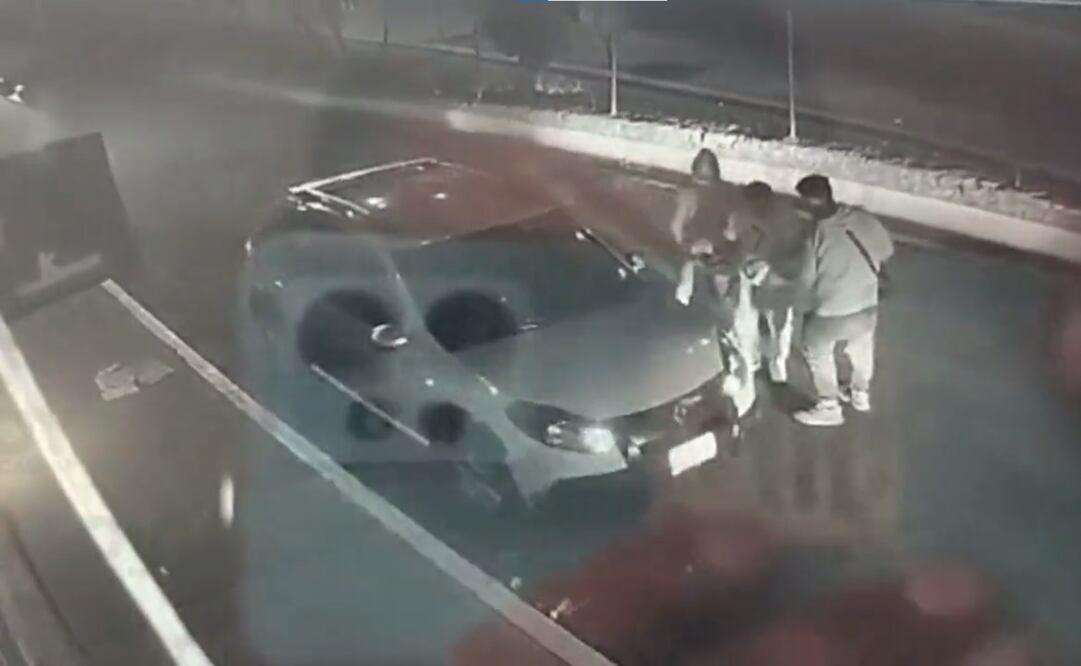 Los ladrones amenazaron con un arma de fuego al conductor y lo obligaron a hincarse. Foto: Especial