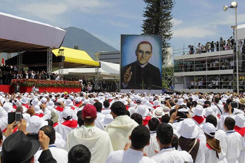 Miles de asistentes, obispos y religiosos se congregaron en una plaza del nororiente de la capital salvadoreña para honrar a quien será el primer beato centroamericano y a quien muchos denominan "San Romero de América"