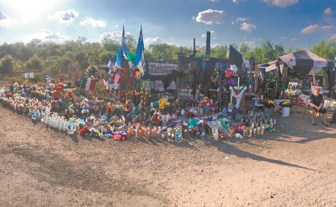 En el sitio donde el pasado lunes se encontró el tráiler con los migrantes muertos en San Antonio, Texas, se instaló un memorial con flores, cruces, juguetes y hasta agua. Foto: Francisco Rodríguez/ EL UNIVERSAL.