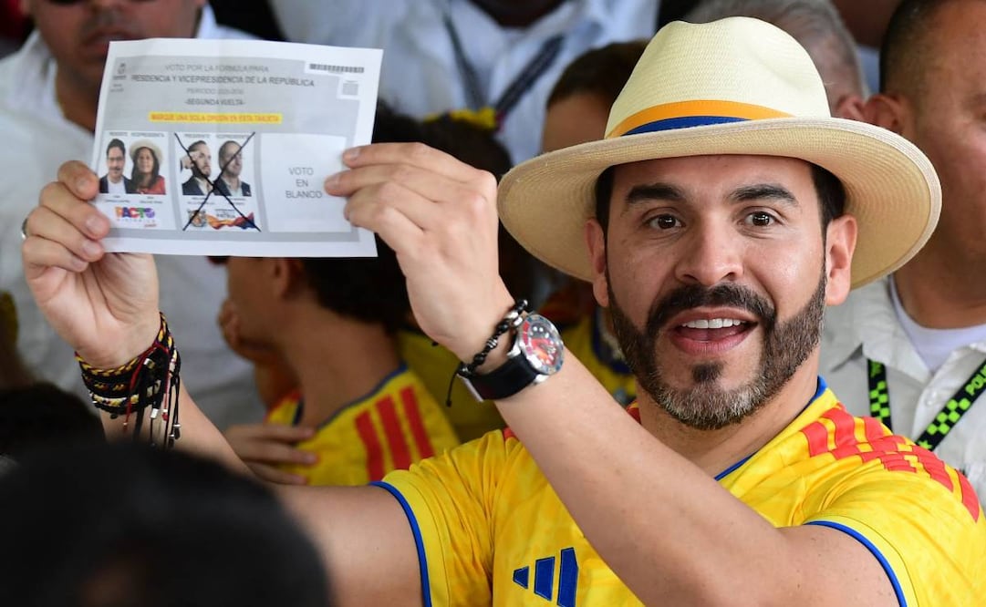 Abelardo de la Espriella muestra su papeleta mientras vota en un colegio electoral durante la segunda vuelta de las elecciones presidenciales en Barranquilla, Colombia, el 21 de junio de 2026. Foto: Jaime Saldarriaga/ AFP