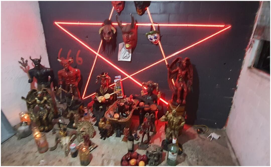 En el lugar hallaron un altar al diablo encabezada por un pentagrama luminoso y varias máscaras colgadas. Foto: Especial