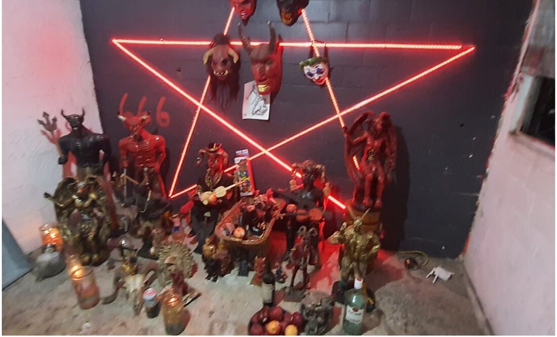 En el lugar hallaron un altar al diablo encabezada por un pentagrama luminoso y varias máscaras colgadas. Foto: Especial