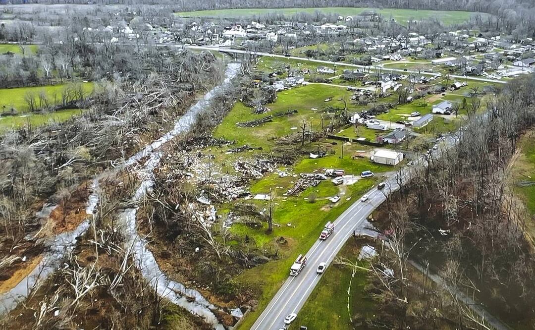 Un tornado azotó el sureste de Misuri la madrugada del miércoles y dejó varios muertos y graves daños. Foto: AP / Patrulla de Caminos del Estado de Misuri
