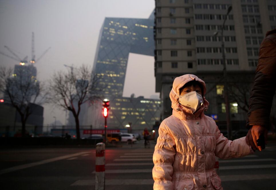 Esta semana, la ciudad mostraba su peor cara, con una capa grisácea y las mascarillas como tendencia en las calles, pero hoy, el viento se llevó el "smog" (EFE)