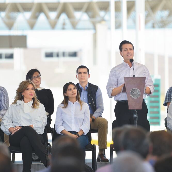En Sonora, el presidente Enrique Peña Nieto hizo entrega de obras carreteras y aprovechó para despedirse de los ciudadanos, a unos días del término de su mandato. Foto: PRESIDENCIA