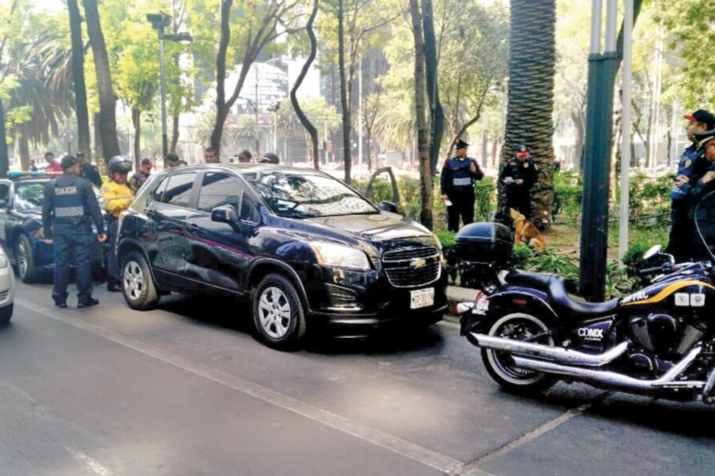 Al revisar el vehículo del hombre que arrolló a una policía se le encontró una lámpara de toques, un machete y unas pastillas, que fueron decomisados (CORTESÍA SSP)