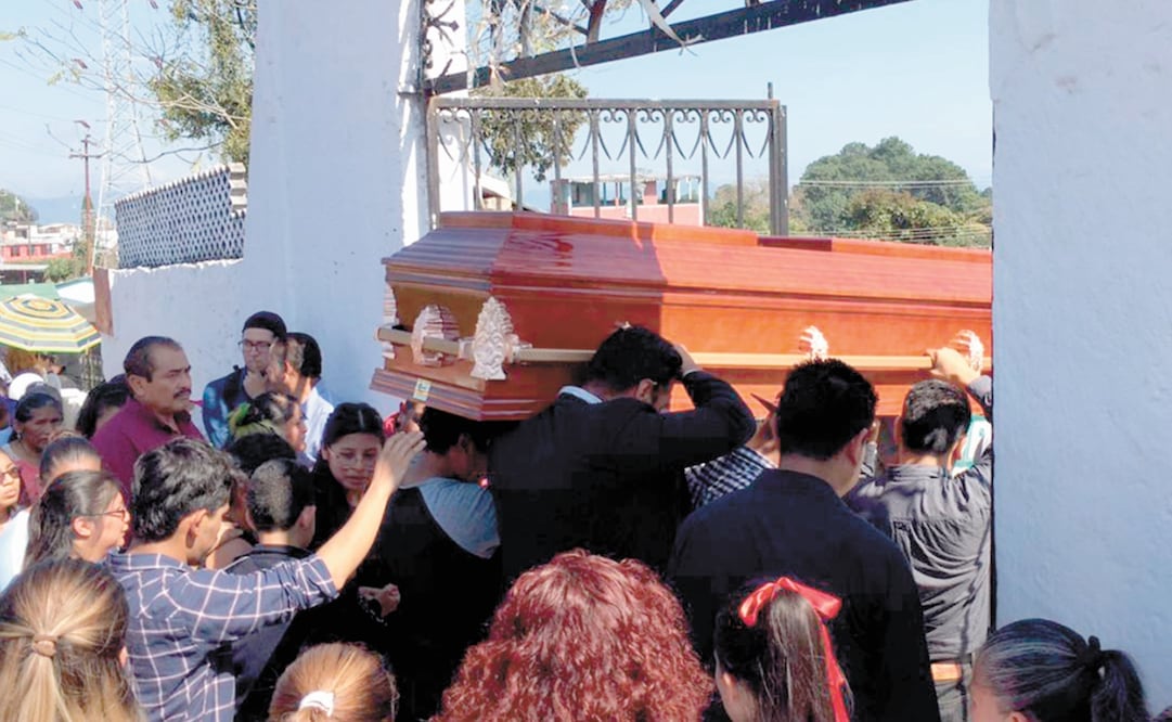 Familiares y amigos de la comunidad de Juan Galindo, Puebla, despidieron a Ingrid Escamilla, quien el pasado fin de semana fue asesinada en la CDMX. Foto: ESPECIAL