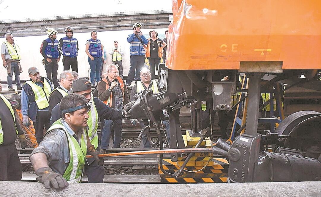 Trabajadores del Metro laboraron durante todo el día de ayer para retirar las unidades colisionadas y se espera que este viernes se reanude el servicio. Foto: ESPECIAL