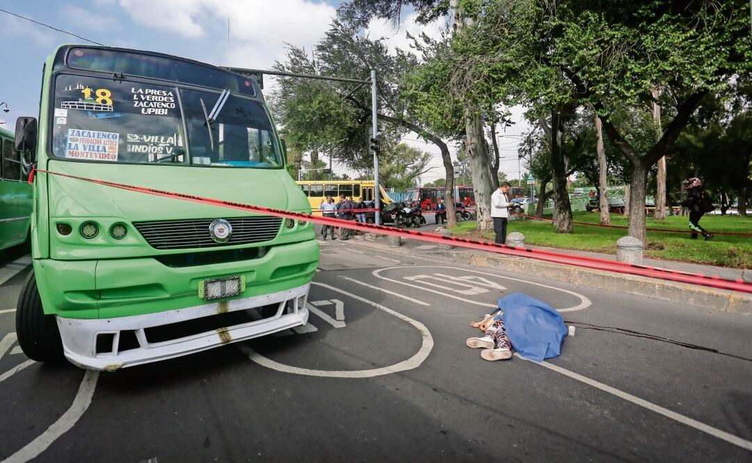 Una unidad de la Ruta 18 atropelló a una mujer quien perdió la vida en el cruce de Eje 5 Norte Montevideo e Insurgentes. Foto: Luis Camacho / EL UNIVERSAL