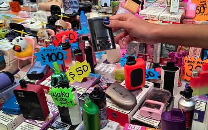 FOTOS: Más de 50 marcas de vapeadores se ofertan en Tepito; aumentan ventas pese a aprobación de reforma, aseguran vendedoras