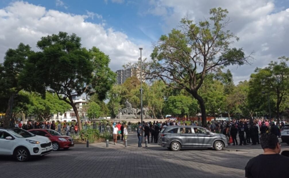 Aficionados del Real Madrid celebran victoria en la Glorieta de Las Cibeles en CDMX 