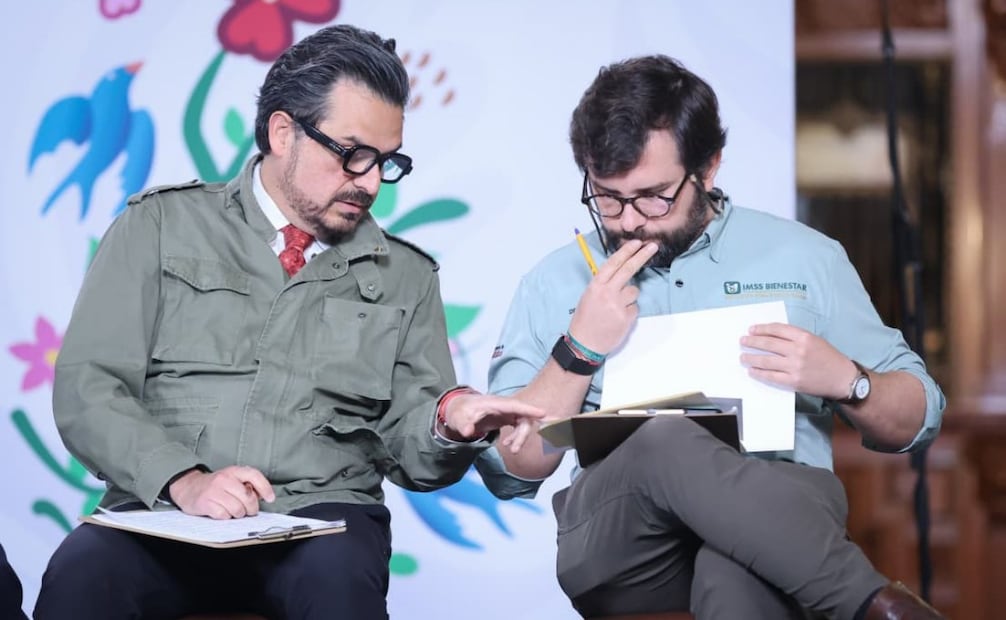 Zoé Robledo, director del IMSS, junto a Alejandro Svarch, director del IMSS Bienestar, durante la “Mañanera del Pueblo” de este 19 de mayo de 2026 en Palacio Nacional. Foto: Luis Camacho/ EL UNIVERSAL