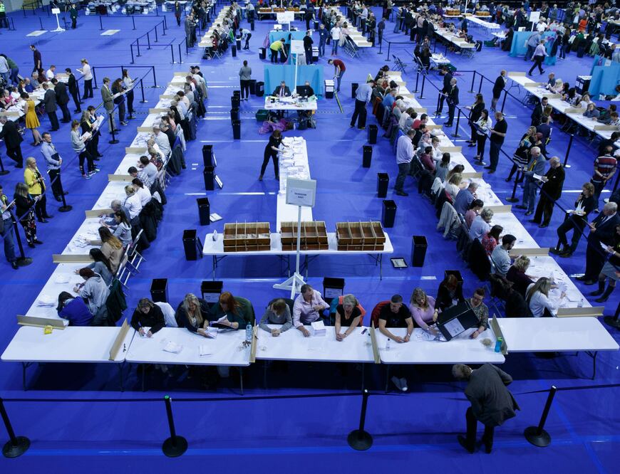 Oficiales electorales cuentan votos en el Emirates Arena, en Glasgow, en Scotland. (EFE)