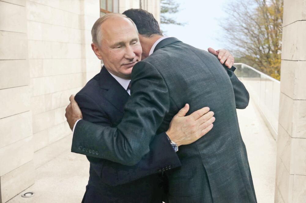 El presidente ruso Vladimir Putin abraza a su contraparte sirio, Bashar al-Assad, durante su encuentro en Sochi, que tuvo lugar el lunes (AFP)