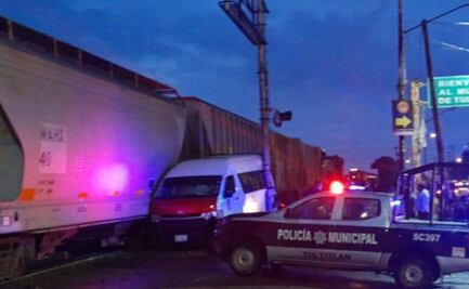 Tren embiste combi y taxi en Tultitlán; hay un lesionado