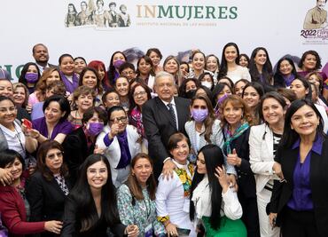Crónica. Mujeres arropan a AMLO en el 8M con porras, abrazos, "foto, foto" y saludos a Beatriz