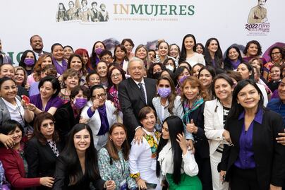 Crónica. Mujeres arropan a AMLO en el 8M con porras, abrazos, "foto, foto" y saludos a Beatriz 