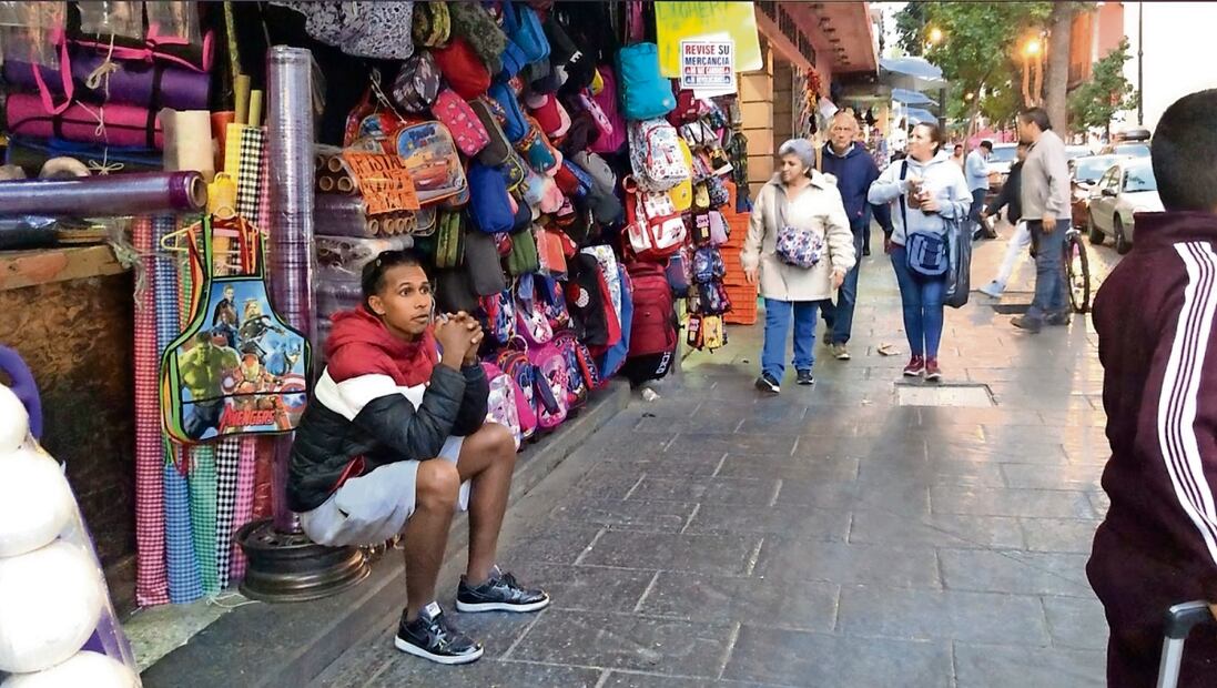 Los dueños de comercios en el primer cuadro de la Ciudad de México han empleado a migrantes de manera informal. Foto: Especial