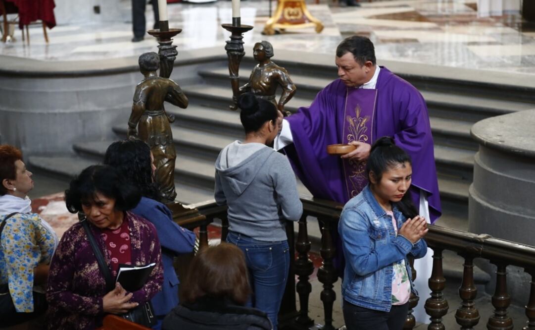 Fieles católicos asisten a la Catedral de la Ciudad de México a la imposición de ceniza. Foto: Yadín Xolalpa/ EL UNIVERSAL