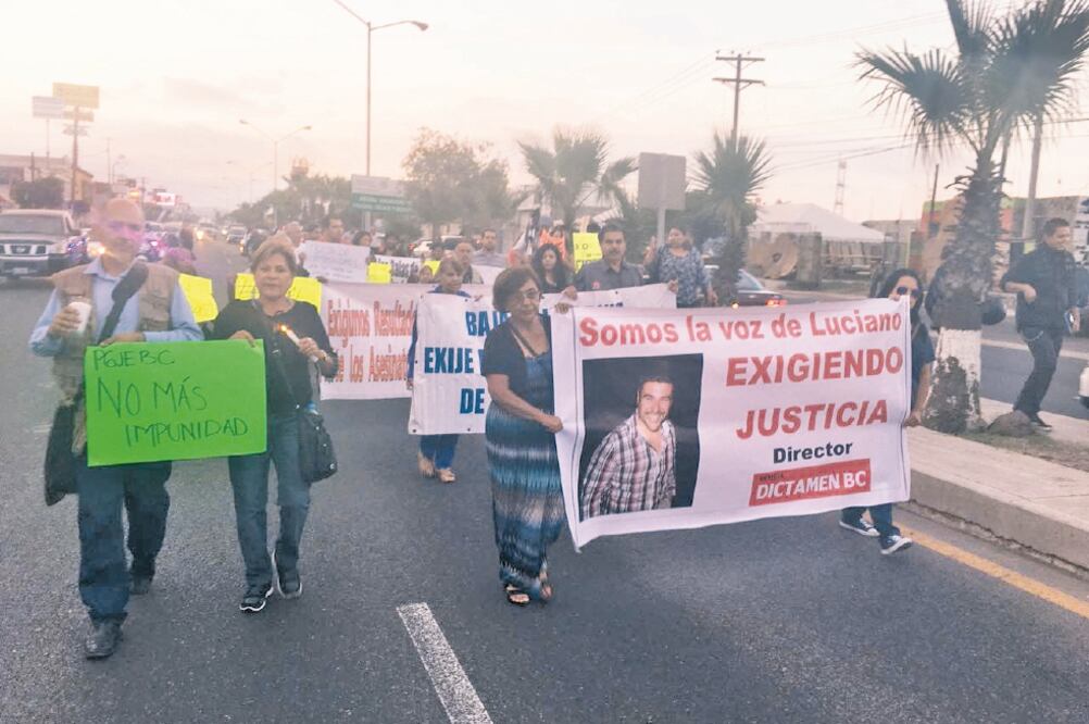 Los reporteros de Tijuana y Playas de Rosarito marcharon hasta el canal local CNR, centro de trabajo del comunicador Luciano Rivera (YOLANDA CABALLERO. EL UNIVERSAL)