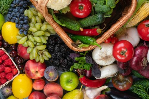 Los alimentos, como verduras y frutas, de temporada son más económicos. Foto: Unsplash