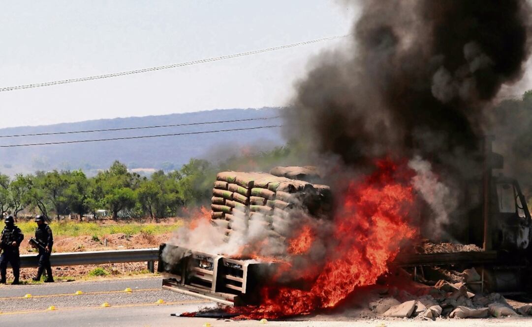 Around 300 people set cars on fire to block the police - Photo: Sergio Maldonado/Reuters