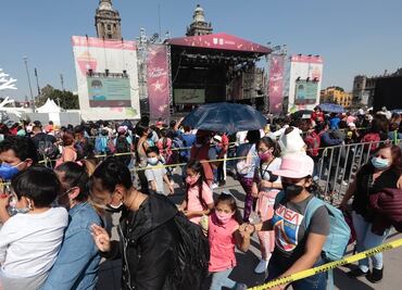 Pese a "ligero" repunte de Covid, acuden a último día de verbena navideña en el Zócalo