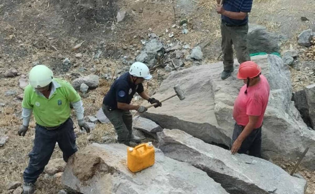 Desprendimiento de roca en colonia de Tlalnepantla alerta a Protección Civil. Foto: Especiales.