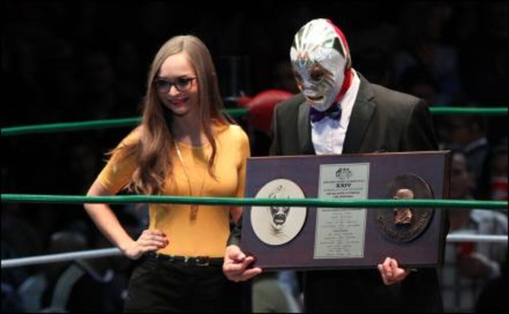 Mil Máscaras recibe homenaje en Arena México