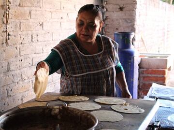 Mito o estereotipo: ¿Por qué los hombres hacen tacos y las mujeres quesadillas?