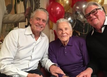 Actor Kirk Douglas celebra su cumpleaños 101