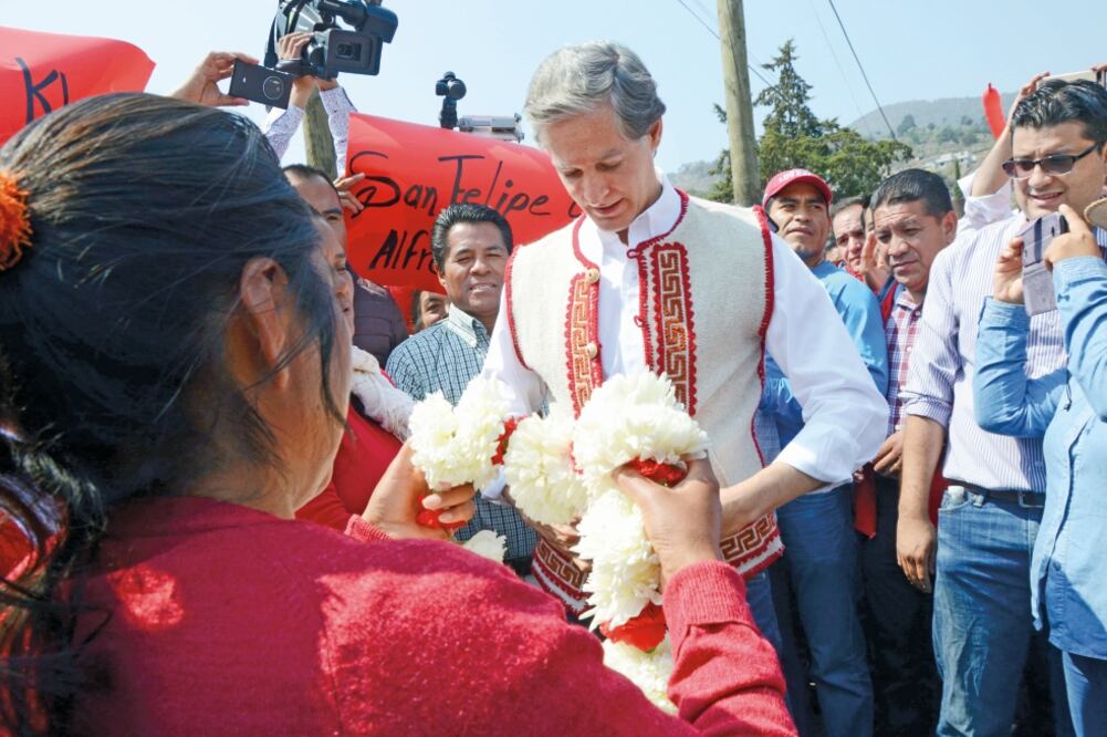 El priísta propuso mejorar los servicios de salud, que es una de las principales peticiones en las comunidades rurales de la entidad